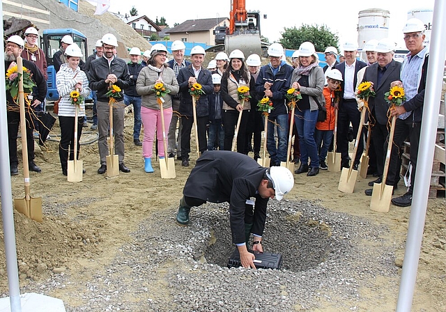 Feierlicher Moment: Bauherr Dominik Gubler versenkt den Grundstein.Foto: AG