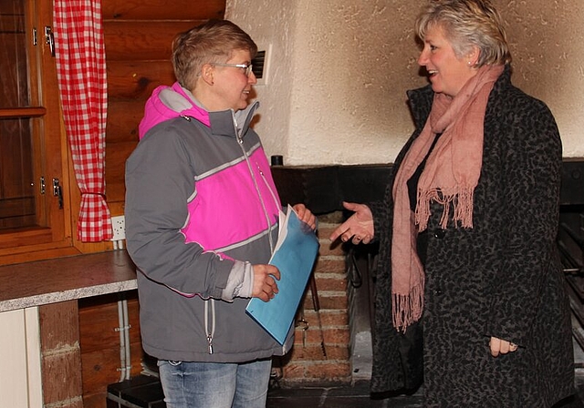 Anita Schwarz und Gemeinderätin Sonja Gygli: Letzte Informationen zur Hütte werden ausgetauscht. Carolin Frei