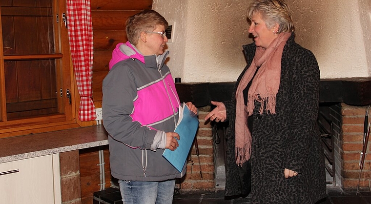 Anita Schwarz und Gemeinderätin Sonja Gygli: Letzte Informationen zur Hütte werden ausgetauscht. Carolin Frei