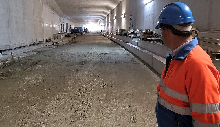 <em>Tunnel des Knotens Neuhof ist fertig betoniert:</em> Gesamtprojektleiter Marius Büttiker blickt zum Ausgang Freiamt. Foto: Fritz Thut