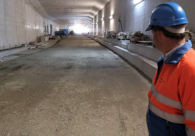 <em>Tunnel des Knotens Neuhof ist fertig betoniert:</em> Gesamtprojektleiter Marius Büttiker blickt zum Ausgang Freiamt. Foto: Fritz Thut