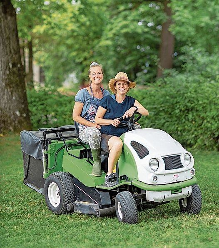 Arbeiten auf Schloss Wildegg: Die beiden Gärtnerinnen Tanya van der Laan und Melissa Gögele.Foto: MA/Pascal Meier