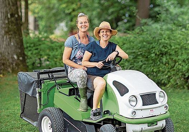 Arbeiten auf Schloss Wildegg: Die beiden Gärtnerinnen Tanya van der Laan und Melissa Gögele.Foto: MA/Pascal Meier