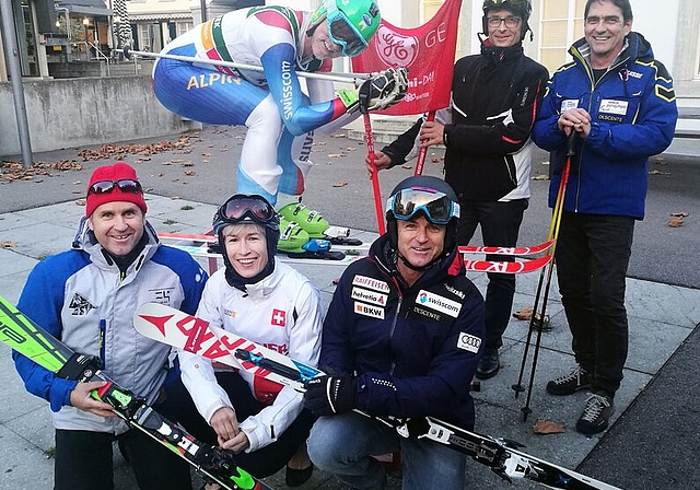 Skirenn-Atmosphäre auf dem Lenzburger Promenadenplatz: Das OK mit vorne von links Andy Läuppi, Kathrin Häusermann, Peter Läuppi, hinten Daniel Styner (auf den Skis), Adrian Pfister und Dieter Zaugg. Foto: Fritz Thut
