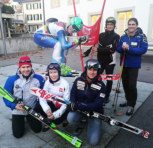 Skirenn-Atmosphäre auf dem Lenzburger Promenadenplatz: Das OK mit vorne von links Andy Läuppi, Kathrin Häusermann, Peter Läuppi, hinten Daniel Styner (auf den Skis), Adrian Pfister und Dieter Zaugg. Foto: Fritz Thut
