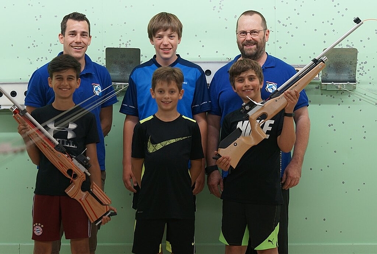 <em>Das sind die Rupperswiler Target-Sprinter:</em> Hinten: Daniel Marti (Vereinskassier), Cyrill Hälg, André Wenger (J+S Leiter); vorne Mattia Oliveri, Marvin Gerber, Loris Ampola. – Es fehlt: Hüseyn Asfar. Foto: Ruedi Burkart

