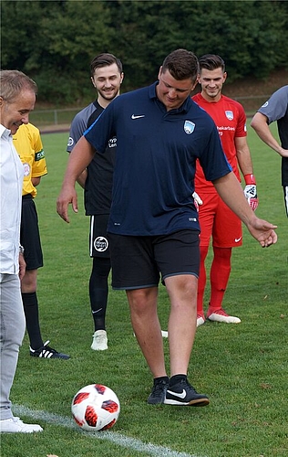 <em>Erfahrung mit dem Fussball:</em> Nick Alpiger als Ehren-Ankicker beim FC Lenzburg. Foto: rubu