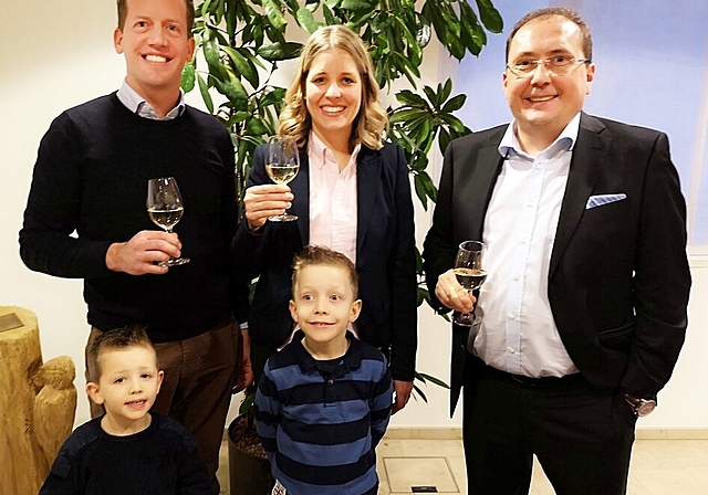 <em>Herzliche Begrüssung der 4000. Einwohner:</em> Familie Erich, Mirjam, Lars und Ben Ermel zusammen mit Gemeindeammann Jörg Bruder. Foto: Fritz Thut