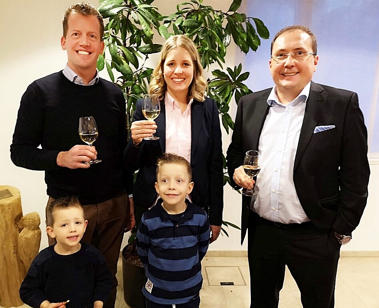 <em>Herzliche Begrüssung der 4000. Einwohner:</em> Familie Erich, Mirjam, Lars und Ben Ermel zusammen mit Gemeindeammann Jörg Bruder. Foto: Fritz Thut