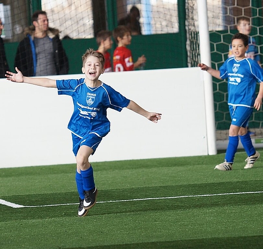 <em>Nur Fliegen ist schöner:</em> Othmarsingens Fadil Letniku würde nach seinem Treffer am Fussballturnier in der Brunegger Vianco-Arena am liebsten die ganze Fussballwelt umarmen.
