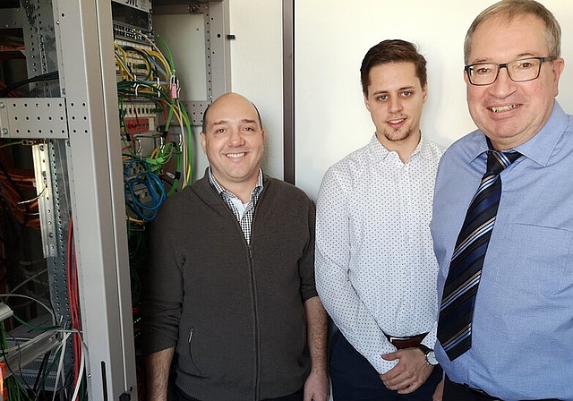 <em>Bisherige SWL-Telematik wird ausgelagert:</em> Beat Jacobi und Pascal Gnepf vom künftigen Unternehmen NETrium ICT solutions GmbH zusammen mit SWL-Geschäftsführer Markus Blättler. Foto: Fritz Thut