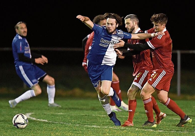 Kaum zu bremsen: Die Sarmenstorfer Fussballer, hier mit Dreifach-Torschütze Fabio Huber beim 5:1-Sieg im Cup gegen Suhr. Foto: Alex Wagner