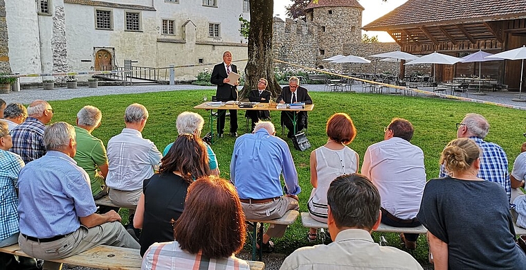 <em>Rechtsprechung unterm Lindenbaum:</em> Bei der Veranstaltung «Schlossgericht» der Gesellschaft zum Falken und Fisch lauschten die Gäste der Gerichtsverhandlung von Peter Heuberger, Ruedi Ursprung und Guido Fischer und waren anschliessend Gesch