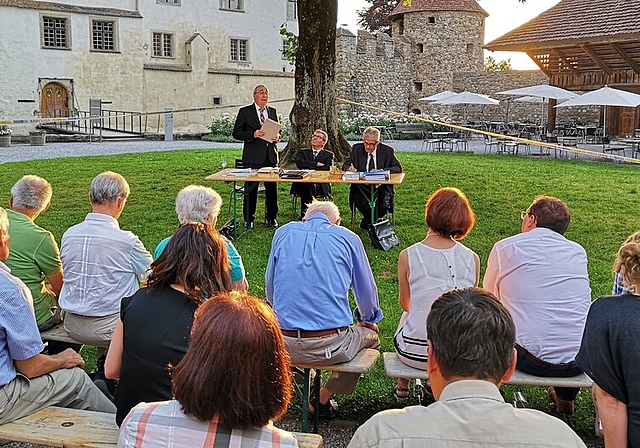 <em>Rechtsprechung unterm Lindenbaum:</em> Bei der Veranstaltung «Schlossgericht» der Gesellschaft zum Falken und Fisch lauschten die Gäste der Gerichtsverhandlung von Peter Heuberger, Ruedi Ursprung und Guido Fischer und waren anschliessend Gesch