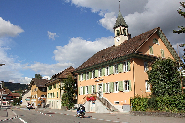 Aufwertungspotenzial vorhanden: Das Dorfzentrum auf der Ostseite von der Rössligasse bis zum Stierenweg. Foto: Alfred Gassmann