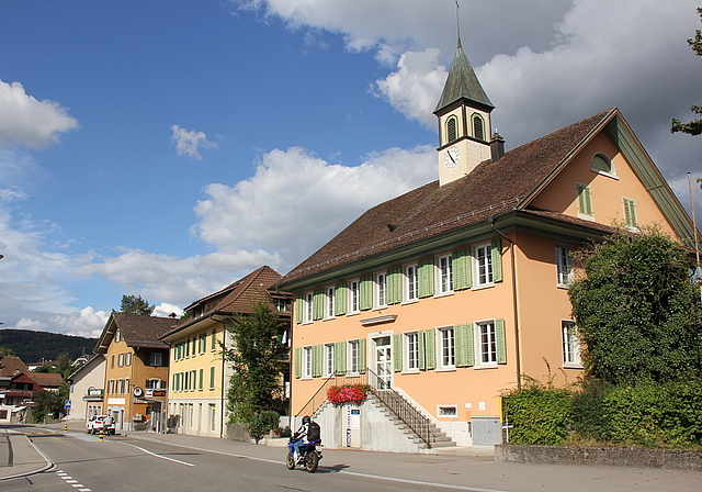 Aufwertungspotenzial vorhanden: Das Dorfzentrum auf der Ostseite von der Rössligasse bis zum Stierenweg. Foto: Alfred Gassmann