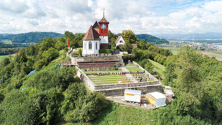 Noch zwei Monate eine Baustelle:  Das Bruchsteinmauerwerk rund um den Friedhof auf dem Staufberg wird saniert. Foto: Balthasar Zuckschwerdt