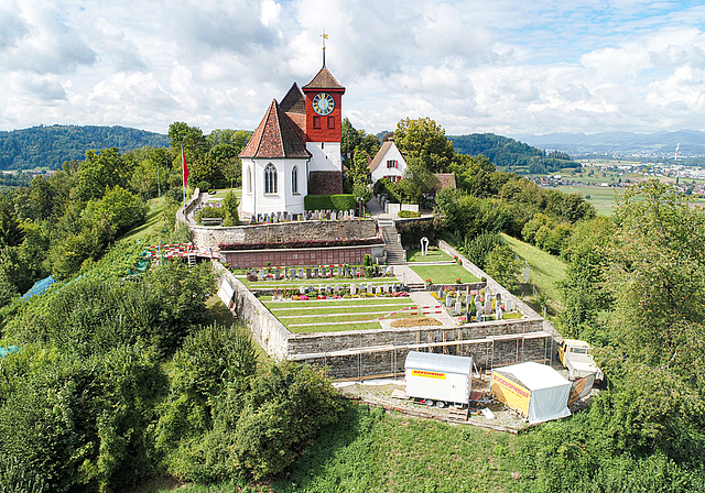 Noch zwei Monate eine Baustelle:  Das Bruchsteinmauerwerk rund um den Friedhof auf dem Staufberg wird saniert. Foto: Balthasar Zuckschwerdt