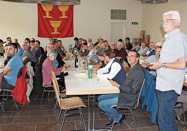 Originelle Idee: Am Politapéro antworteten die Teilnehmer mittels Smartphone auf die Fragen des Gemeinderates. Foto: Alfred Gassmann