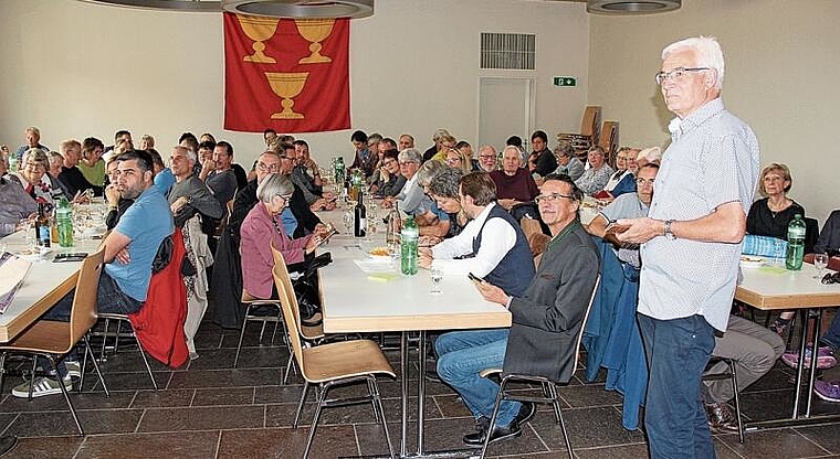 Originelle Idee: Am Politapéro antworteten die Teilnehmer mittels Smartphone auf die Fragen des Gemeinderates. Foto: Alfred Gassmann