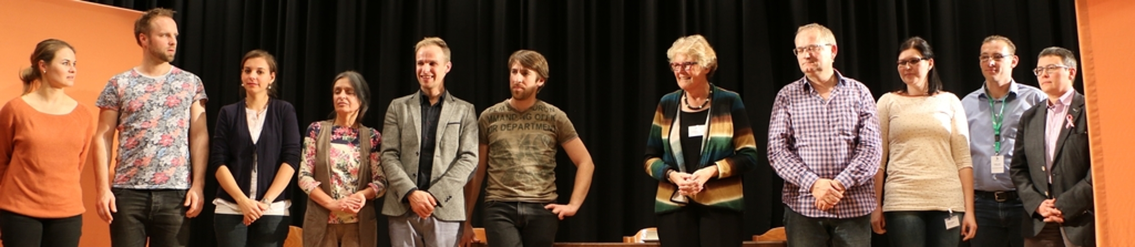 Applaus für die 6 Schauspieler vom impuls Theater (li) und die 5 freiwilligen Akteure aus dem Publikum (re). (Fotos: MS) Applaus für die 6 Schauspieler vom impuls Theater (li) und die 5 freiwilligen Akteure aus dem Publikum (re). (Fotos: MS)