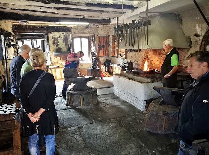 Altes Handwerk: Die Schmitte war wieder einmal in Betrieb. Foto: Fritz Thut