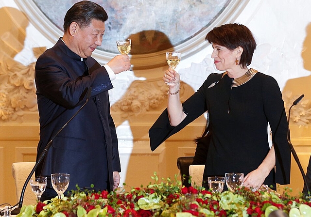 <em>Schwarzes Akris-Kleid der Bundespräsidentin nun in Egliswil in der Historischen Sammlung des Museums Aargau:</em> Chinas Präsident Xi Jinping stösst im Januar 2017 während seinem zweitägigen Staatsbesuch in der Schweiz am Gala-Dinner mit Dor