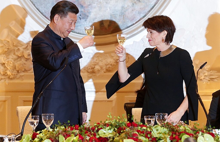 <em>Schwarzes Akris-Kleid der Bundespräsidentin nun in Egliswil in der Historischen Sammlung des Museums Aargau:</em> Chinas Präsident Xi Jinping stösst im Januar 2017 während seinem zweitägigen Staatsbesuch in der Schweiz am Gala-Dinner mit Dor