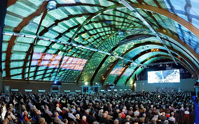 <em>Lichtshow zum Auftakt.</em>Foto: aal
