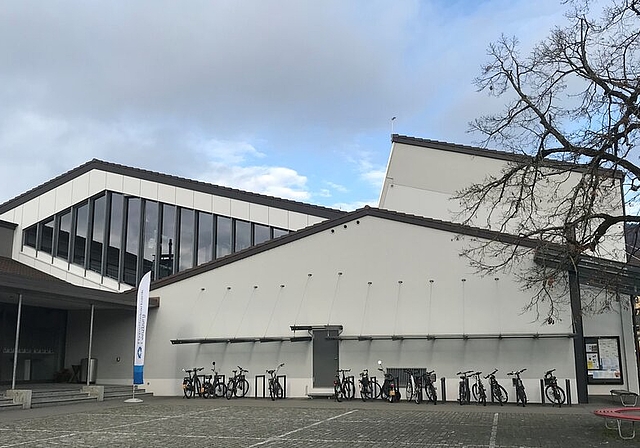 <em>Von aussen immer noch attraktiv:</em> Der 1956 gebaute Gemeindesaal in Möriken benötigt im Innern einige Auffrischungen. Foto: Hanny Dorer