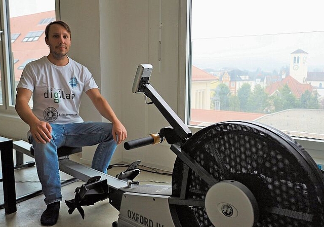 Bereit für die grosse Überfahrt: Für die Fitness trainierte Sandro Detig zu Hause in seinem WG-Zimmer. Foto: Tanja Isler
