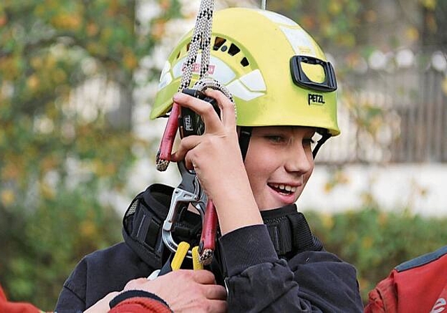 Tiefenrettung: Die Absturzsicherungsgruppe konnte einen Jungen sicher bergen. Foto: Romi Schmid
