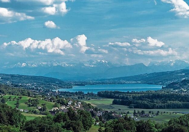 Wie die Position stärken? Blick vom Lenzburger Esterliturm Richtung Seetal. Foto: Chris Iseli