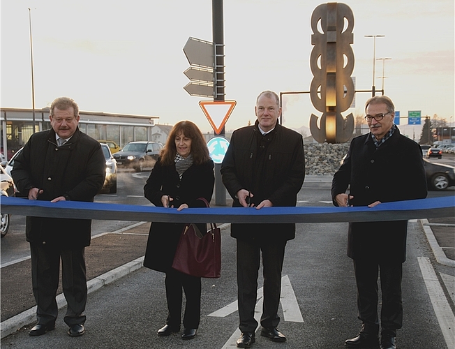 Die Gemeindeammänner Dölf Egli und Silvana Richner, Regierungsrat Stephan Attiger und Leo Ebneter, Leiter Direktion Logistik Coop (v.l.) gaben die Strasse mit dem symbolischen Banddurchschnitt frei. Fotos: PWI Die Gemeindeammänner Dölf Egli und Silvana Richner, Regierungsrat Stephan Attiger und Leo Ebneter, Leiter Direktion Logistik Coop (v.l.) gaben die Strasse mit dem symbolischen Banddurchschnitt frei. Fotos: PWI