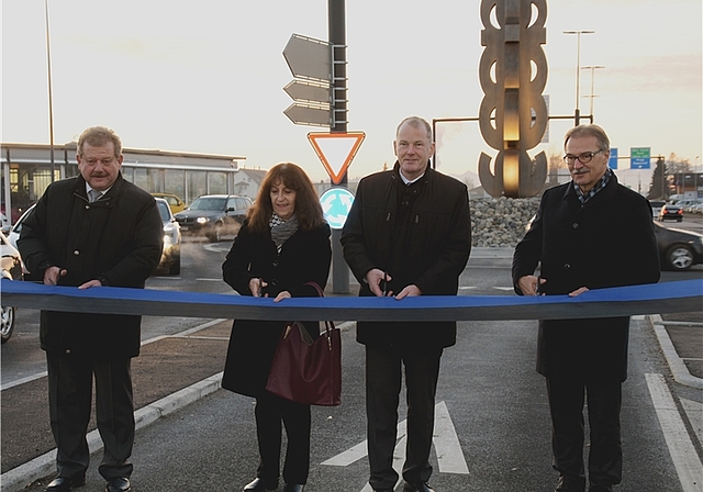 Die Gemeindeammänner Dölf Egli und Silvana Richner, Regierungsrat Stephan Attiger und Leo Ebneter, Leiter Direktion Logistik Coop (v.l.) gaben die Strasse mit dem symbolischen Banddurchschnitt frei. Fotos: PWI