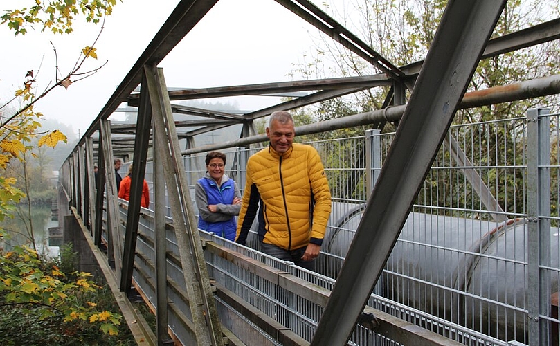 Mit Gittern gesichert: Die ersten Fussgänger passieren den Steg.
