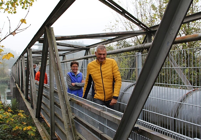 Mit Gittern gesichert: Die ersten Fussgänger passieren den Steg.