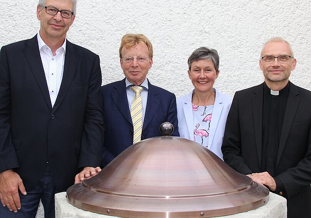 <em>Freude über den geretteten Taufstein:</em> Stadtammann Daniel Mosimann, Historiker Josef Kunz, Kirchenpflegerin Monika Bachmann und Pfarrer Roland Häfliger. Foto: Alfred Gassmann