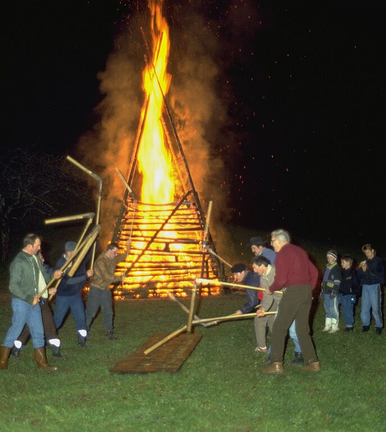 <em>Hallwiler Silvesterdreschen:</em> Am 31. Dezember wird in Hallwil neben einem grossen Feuer das alte Jahr aus- und das neue Jahr eingedroschen. Foto: Gemeindearchiv Hallwil