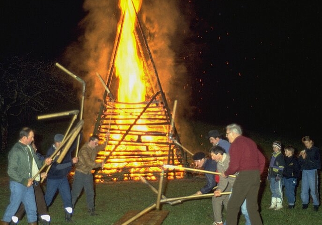 <em>Hallwiler Silvesterdreschen:</em> Am 31. Dezember wird in Hallwil neben einem grossen Feuer das alte Jahr aus- und das neue Jahr eingedroschen. Foto: Gemeindearchiv Hallwil