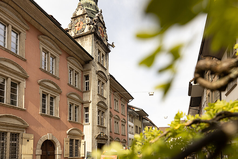 Dach und Fassade können nun saniert werden: Lenzburger Rathaus. Foto: Chris Iseli