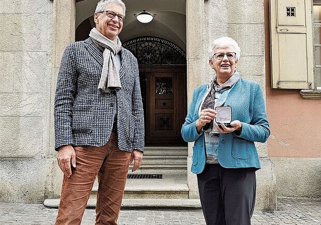 Mit der Ehrenmedaille ausgezeichnet: Stadtammann Daniel Mosimann und Margrit Müller vor dem Rathaus. Foto: Fritz Thut