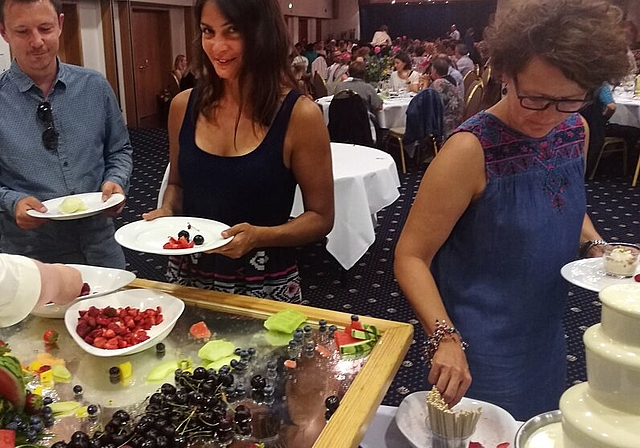 Kulinarischer Abschluss: Lehrkräfte am Dessertbuffet des Examenessens der Regionalschule Lenzburg in der «Krone».Foto: Fritz Thut