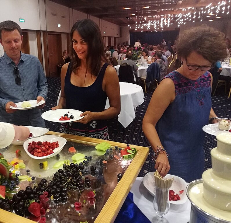 Kulinarischer Abschluss: Lehrkräfte am Dessertbuffet des Examenessens der Regionalschule Lenzburg in der «Krone».Foto: Fritz Thut