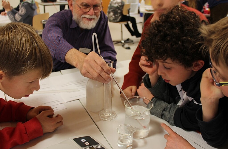 Was passiert im Glas: Da wird genau beobachtet. Fotos: Alfred Gassmann
