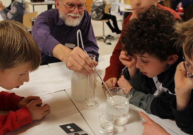 Was passiert im Glas: Da wird genau beobachtet. Fotos: Alfred Gassmann
