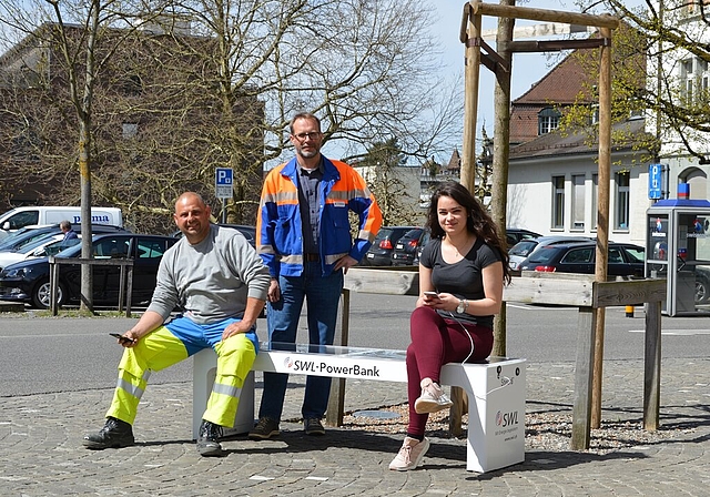 Die SWL-Power-Bank in der Lenzburger Altstadt: Mit Patric Eichenberger (Netzelektriker SWL Energie AG), Christian U. Brenner (Stadtbauamt Lenzburg, Leiter Abteilung Tiefbau), Tamara Rajic (Lernende Kauffrau SWL Energie AG). Foto: swl