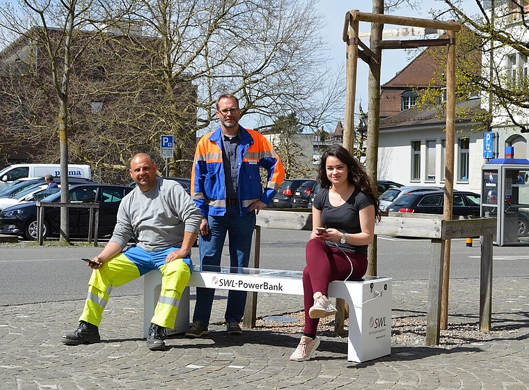 Die SWL-Power-Bank in der Lenzburger Altstadt: Mit Patric Eichenberger (Netzelektriker SWL Energie AG), Christian U. Brenner (Stadtbauamt Lenzburg, Leiter Abteilung Tiefbau), Tamara Rajic (Lernende Kauffrau SWL Energie AG). Foto: swl