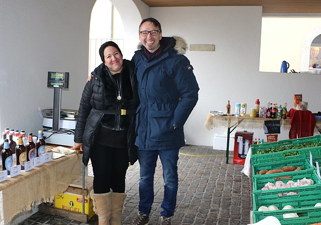 <em>Bieten jeden Samstag ihre Produkte an: </em>Marktinitiant Daniel Schneider (r.) und Kollegin Carolina Hollenstein. Foto: Melanie Solloso