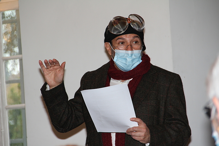 Lobte die Forscher und trug auch eine Geschichte vor: Der Professor von und zu Drachenfels. Foto: Carolin Frei
